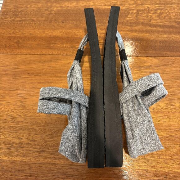 Skechers Sandals Womens Size 8 Gray Black Yoga Foam Fabric Strap Thong Wrap - Picture 5 of 9